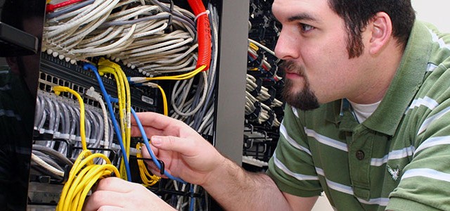 what does a technical support specialist do