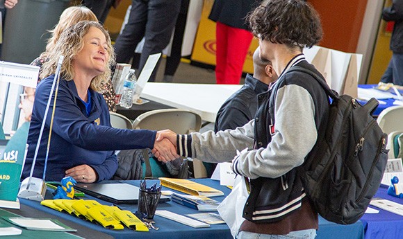 Student learning about Gateway at a college fair