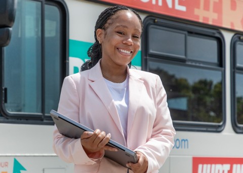Dajanae Williams with laptop